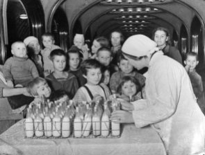 На станции Маяковская, используемой как бомбоубежище идет раздача молока детям. 1941 г.